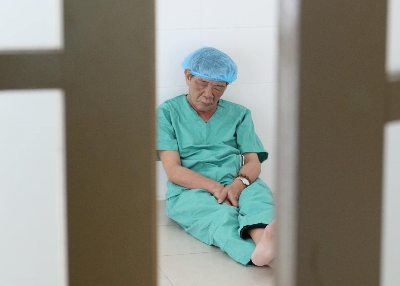 Hinh anh bac si ngoi bet gay xuc dong manh hinh anh