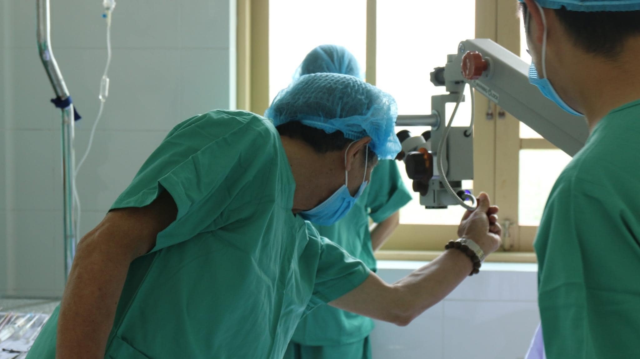 bác sĩ ngồi chợp mắt ảnh 1 bac si ngoi chop mat anh 1