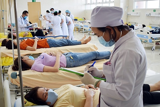 Lien tiep nhieu vu ngo doc thuc pham, Bo Y te vao cuoc hinh anh