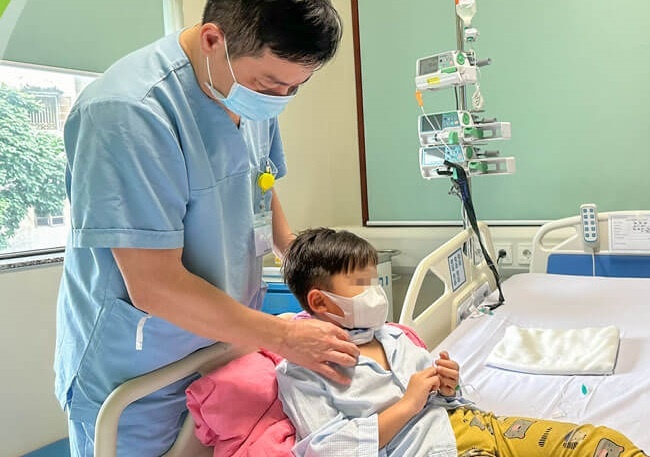 Cu nga trong luc dua gion khien be trai nguy kich hinh anh