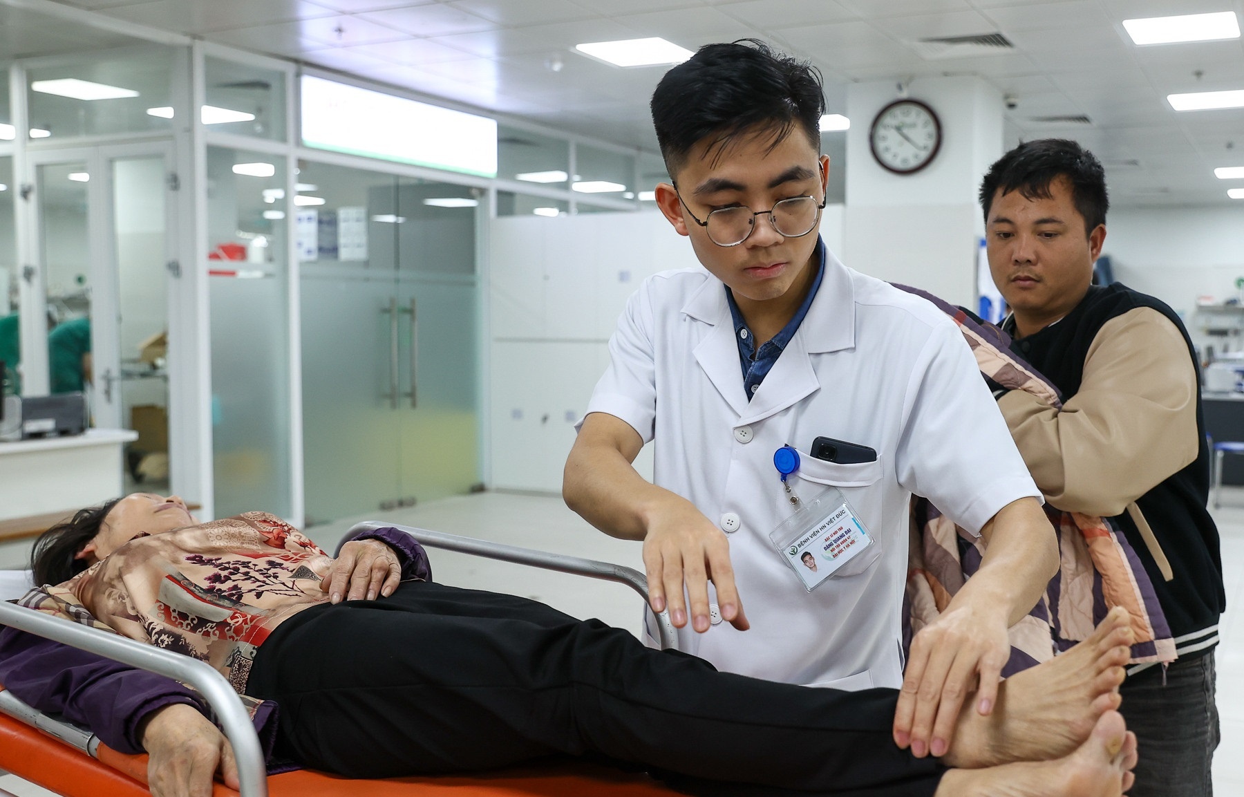 Bo Y te: 'Co bac si cung mot gio lam viec o 4 noi' hinh anh