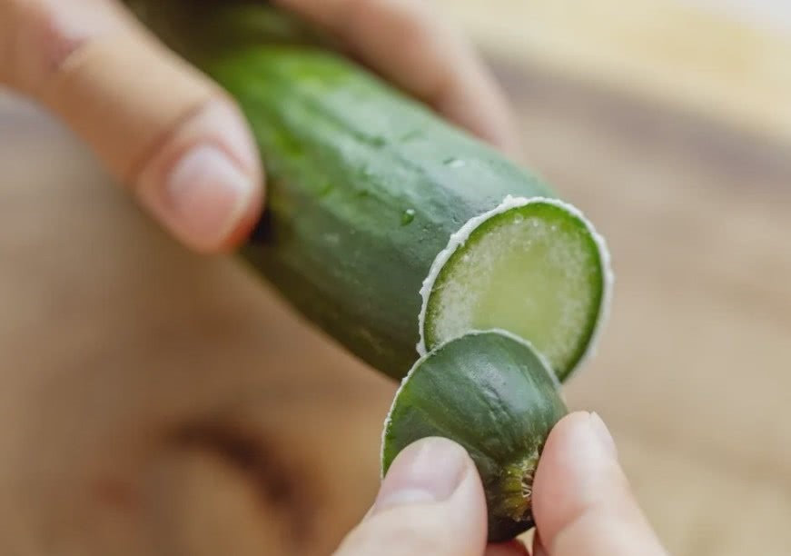 Tai sao phai cha xat 2 dau khi an dua chuot? hinh anh