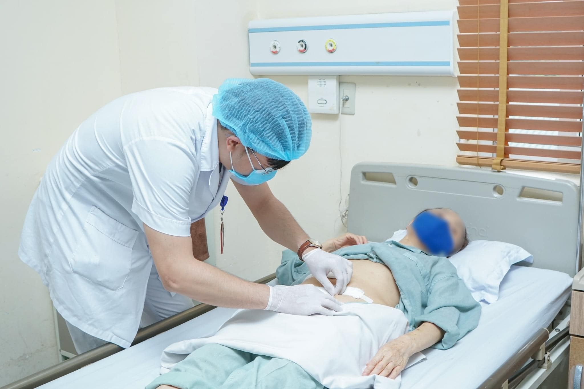 Nguoi phu nu o Ha Noi co 2 bang quang hinh anh