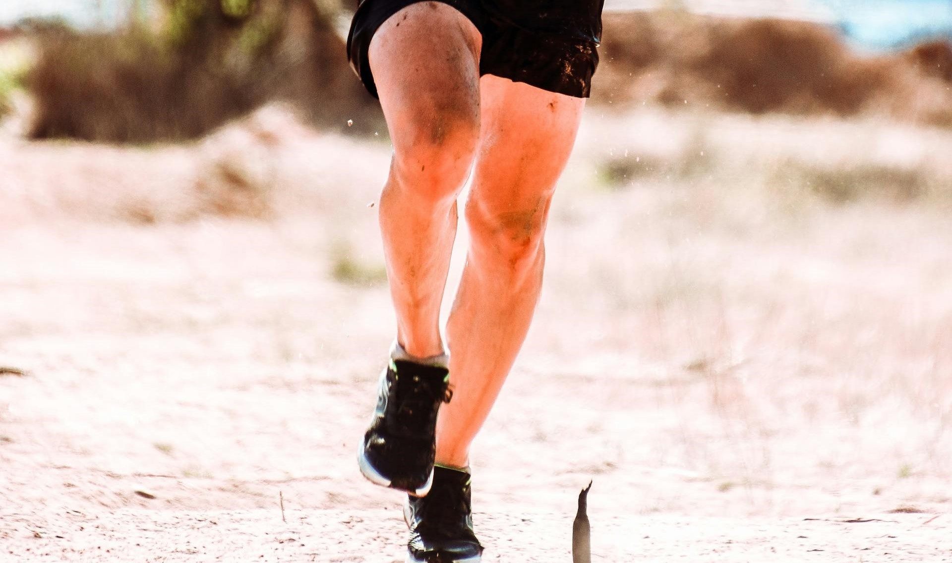 Thanh nien bong guc nga, ngung tim khi gan ve dich giai marathon hinh anh