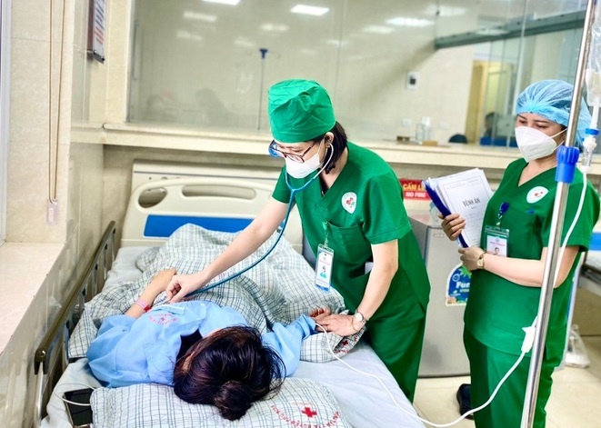 Co gai 25 tuoi di cap cuu vi uong loai thuoc quen thuoc hinh anh