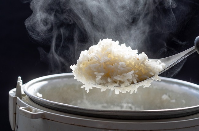 cach nau com dung anh 7