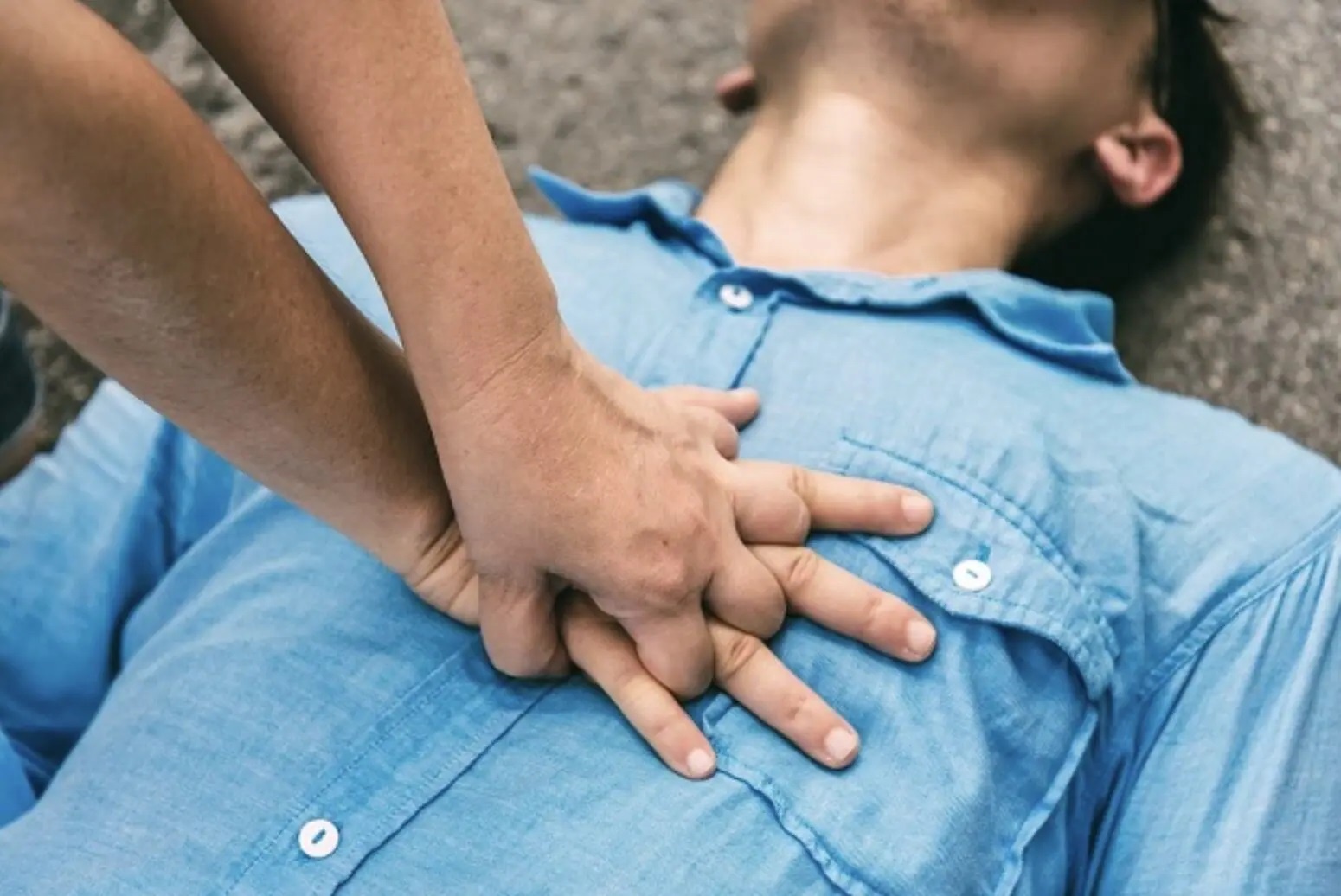 Nguoi dan ong dot ngot ngung tim khi dang choi cau long hinh anh