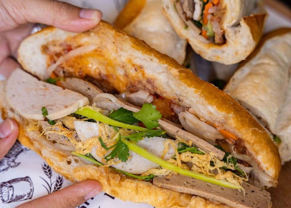 Ly do banh mi va sushi de gay ngo doc tap the hinh anh