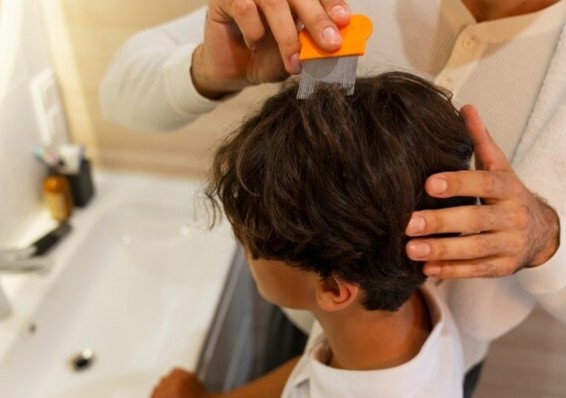 Be trai bi lay benh nam to ong da dau hinh anh