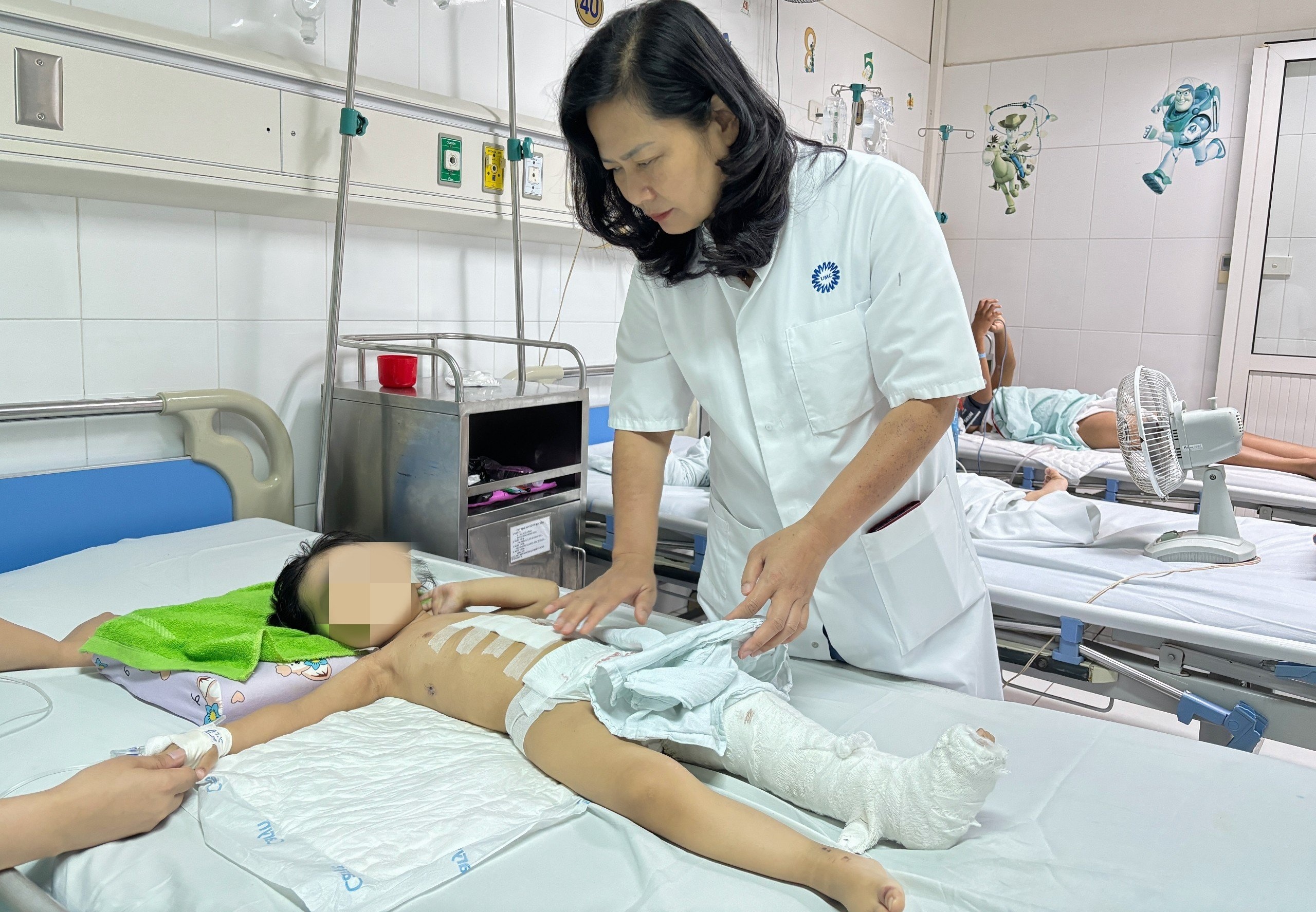 Be 3 tuoi hoi phuc ky dieu sau khi bi xe can qua nguoi hinh anh