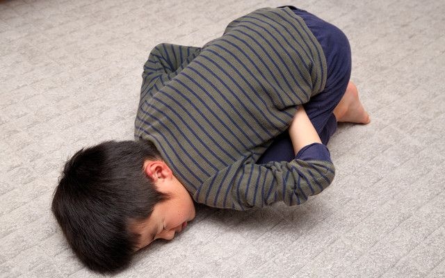 Lam gi khi be bi dau bung? hinh anh