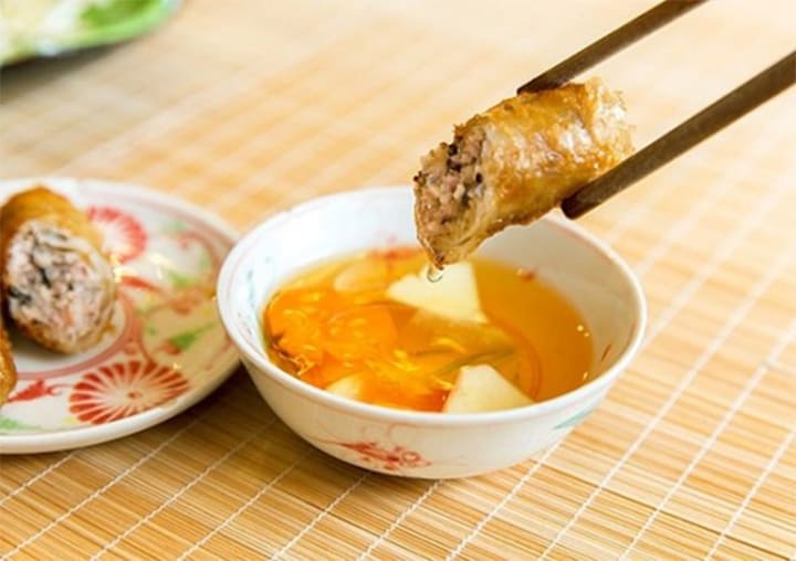 Dung chung nuoc cham co lay viem gan B khong? hinh anh