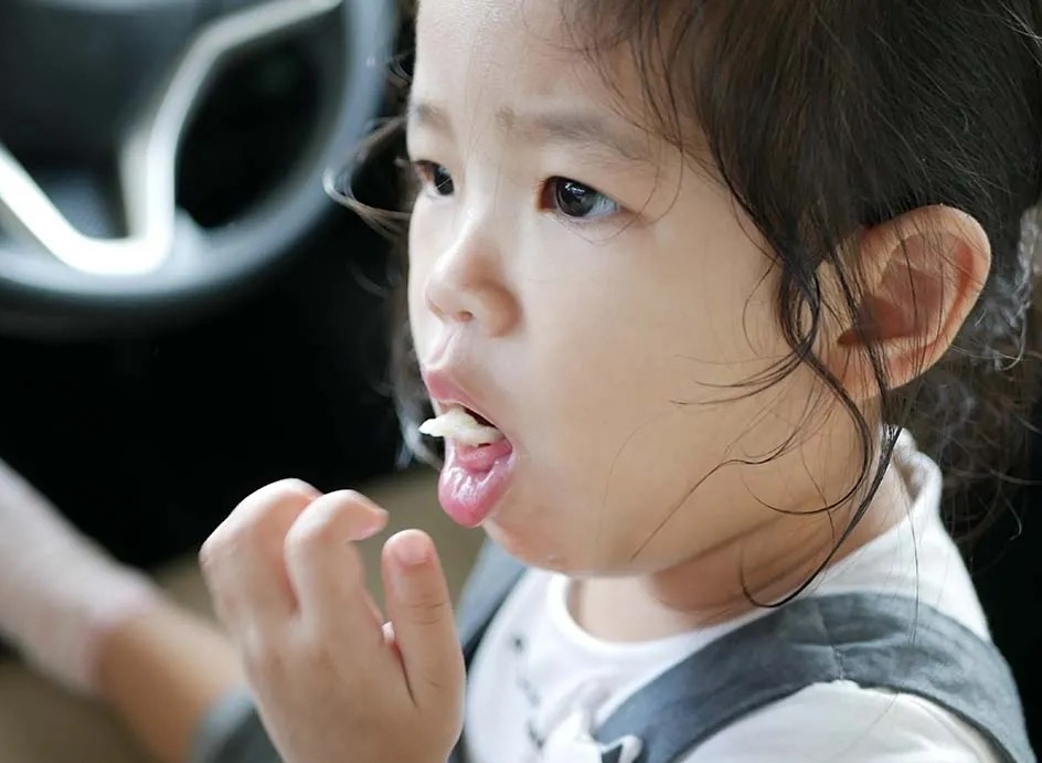 Chuyen gi xay ra khi tre nuot di vat hinh anh