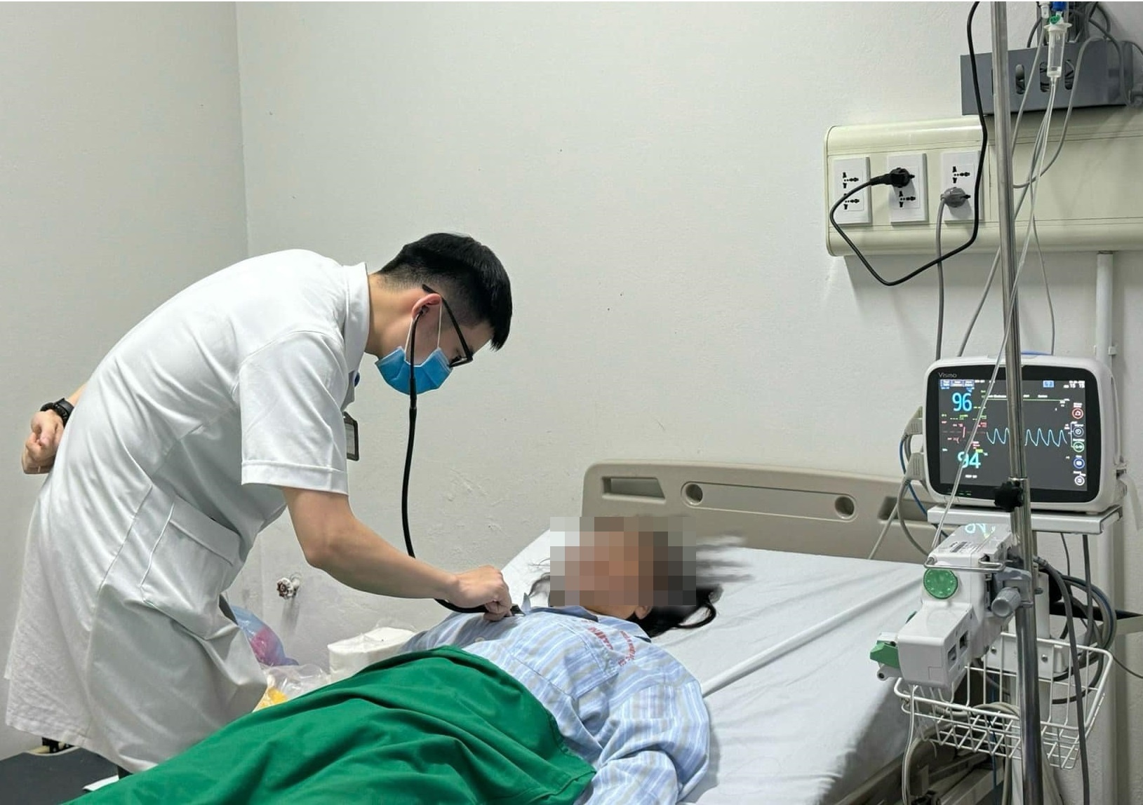 Nguoi phu nu bi ap xe phoi vi can benh quen thuoc hinh anh