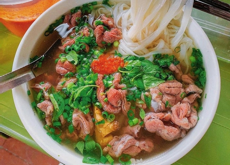 Nam thanh nien phai di cap cuu sau khi an pho hinh anh