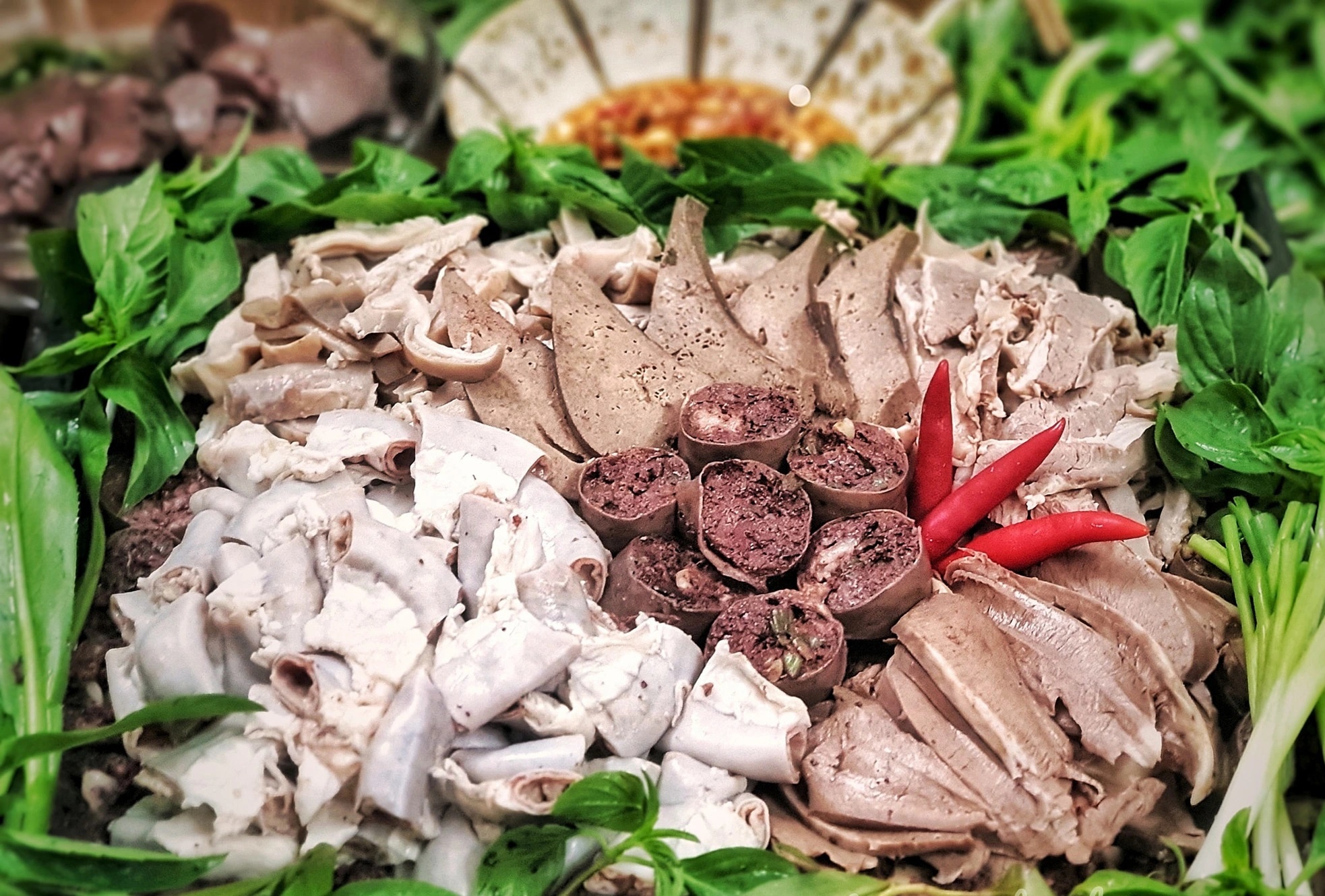 Nguoi dan ong mac benh nguy hiem sau bua an long lon hinh anh