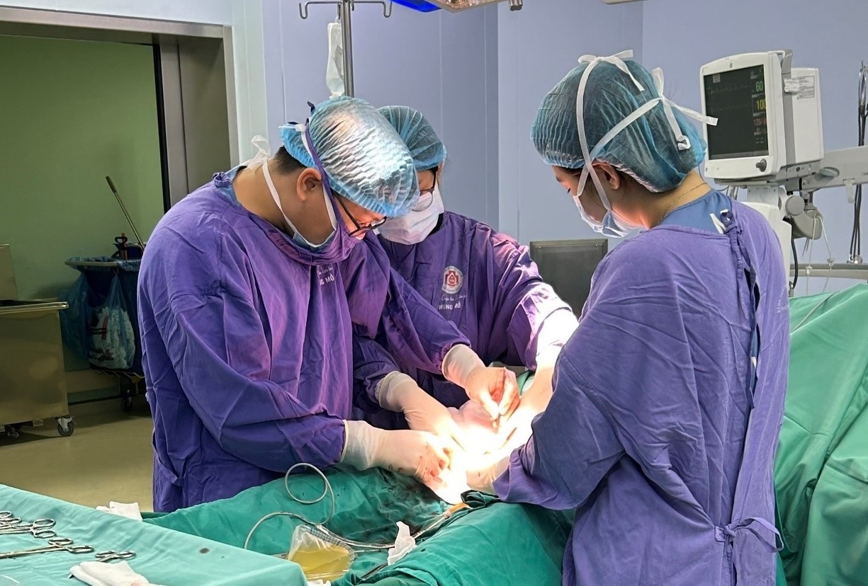 Nguoi dan ong phai cat bo tinh hoan sau dau hieu la o bung hinh anh