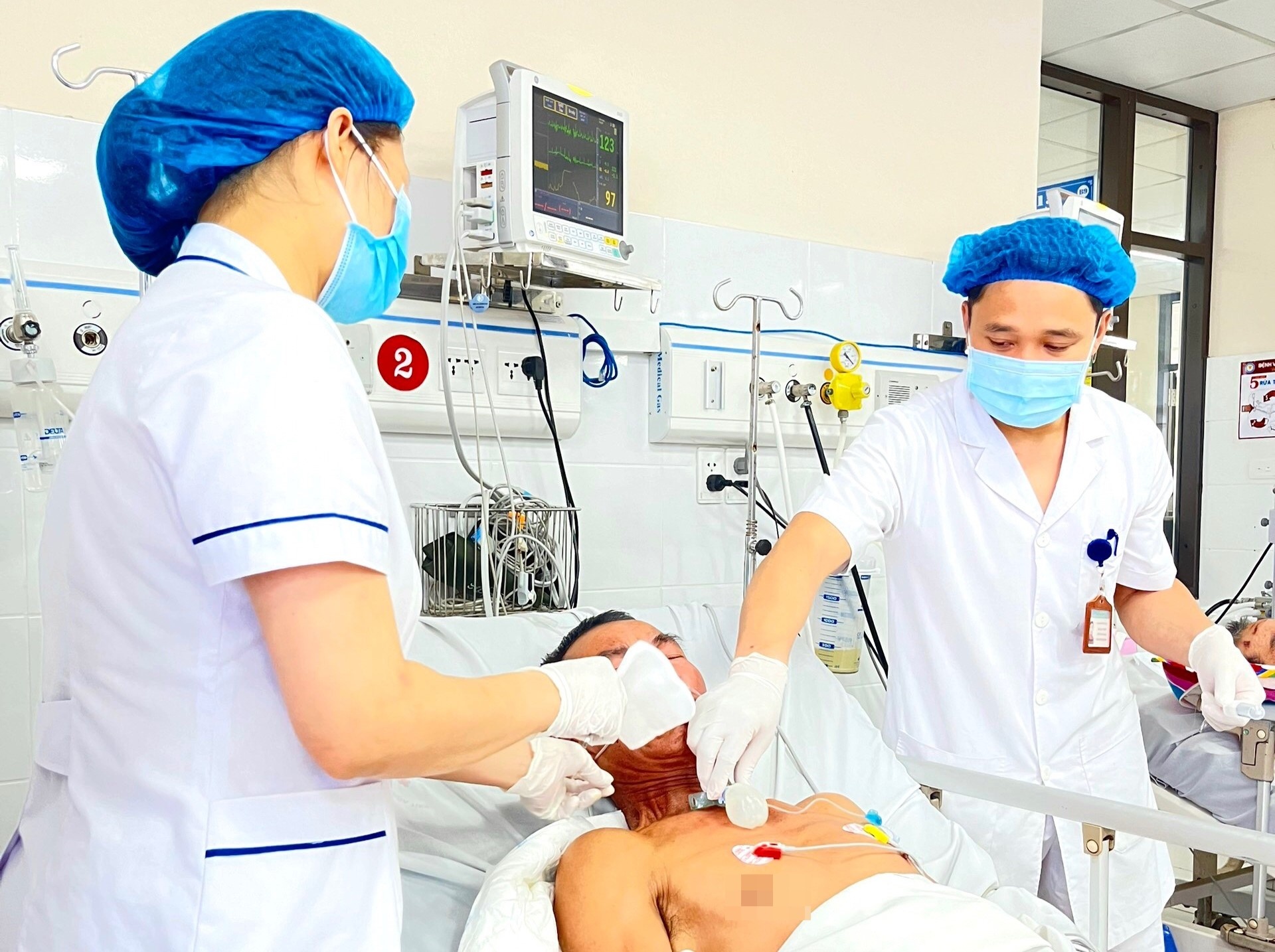 Toan than gong cung nhu go sau khi bi coc tre dam hinh anh