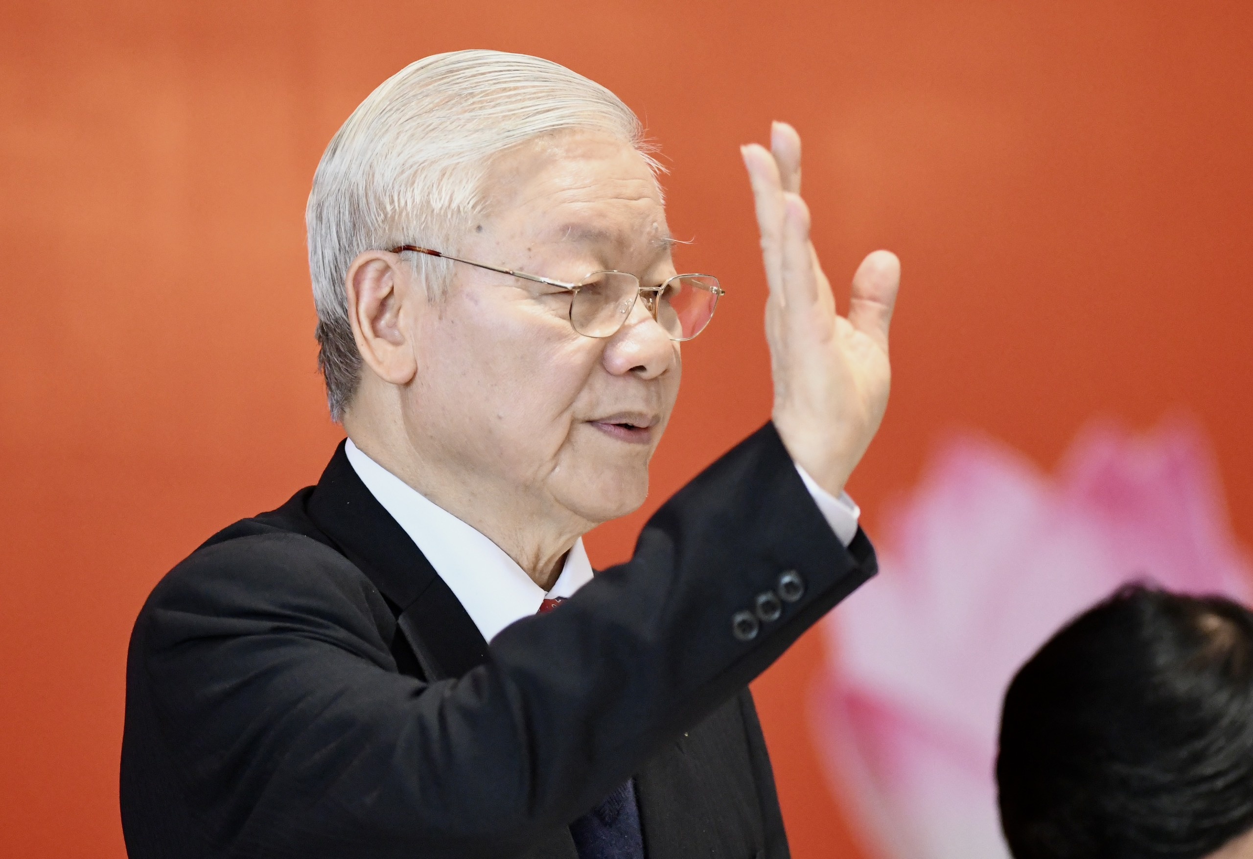 Nhung ngay cuoi doi trong benh vien, Tong bi thu van lam viec hinh anh