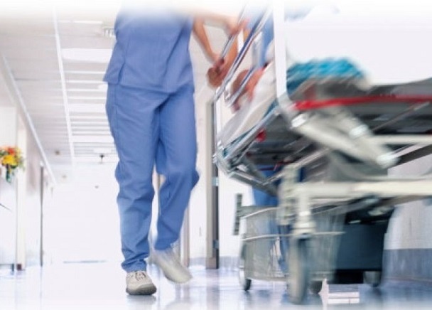 Nguoi dan ong phai di cap cuu sau khi nho rang hinh anh