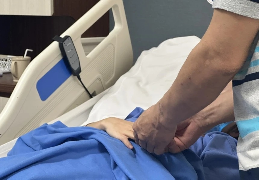 Nu bac si bi kinh roi vao nguoi o The Coffee House chuan bi ra vien hinh anh