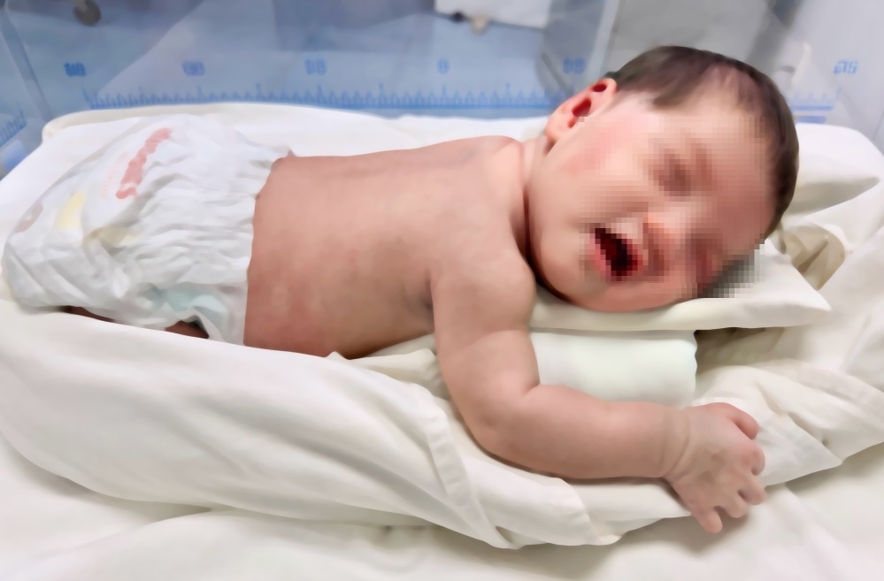 Be so sinh bi bo roi, gioi bu khap nguoi hinh anh