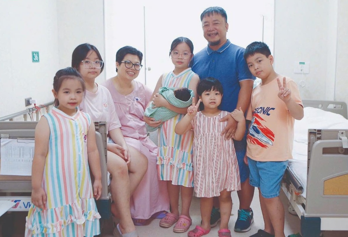 Nguoi phu nu 41 tuoi sinh con lan 6 hinh anh