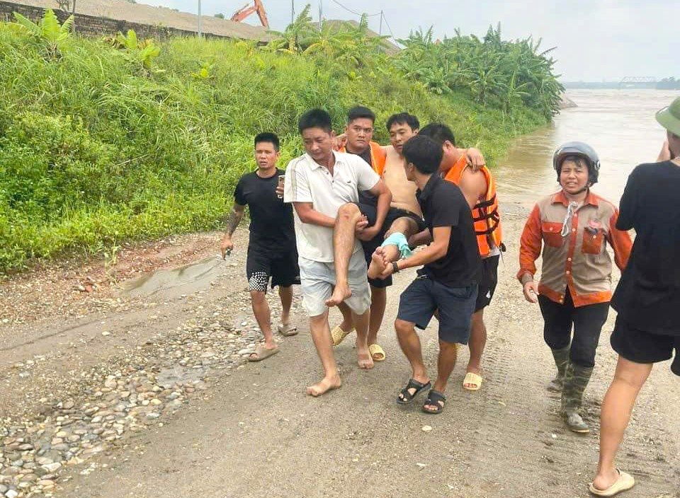 Mot nguoi chan thuong nang trong vu sap cau Phong Chau hinh anh