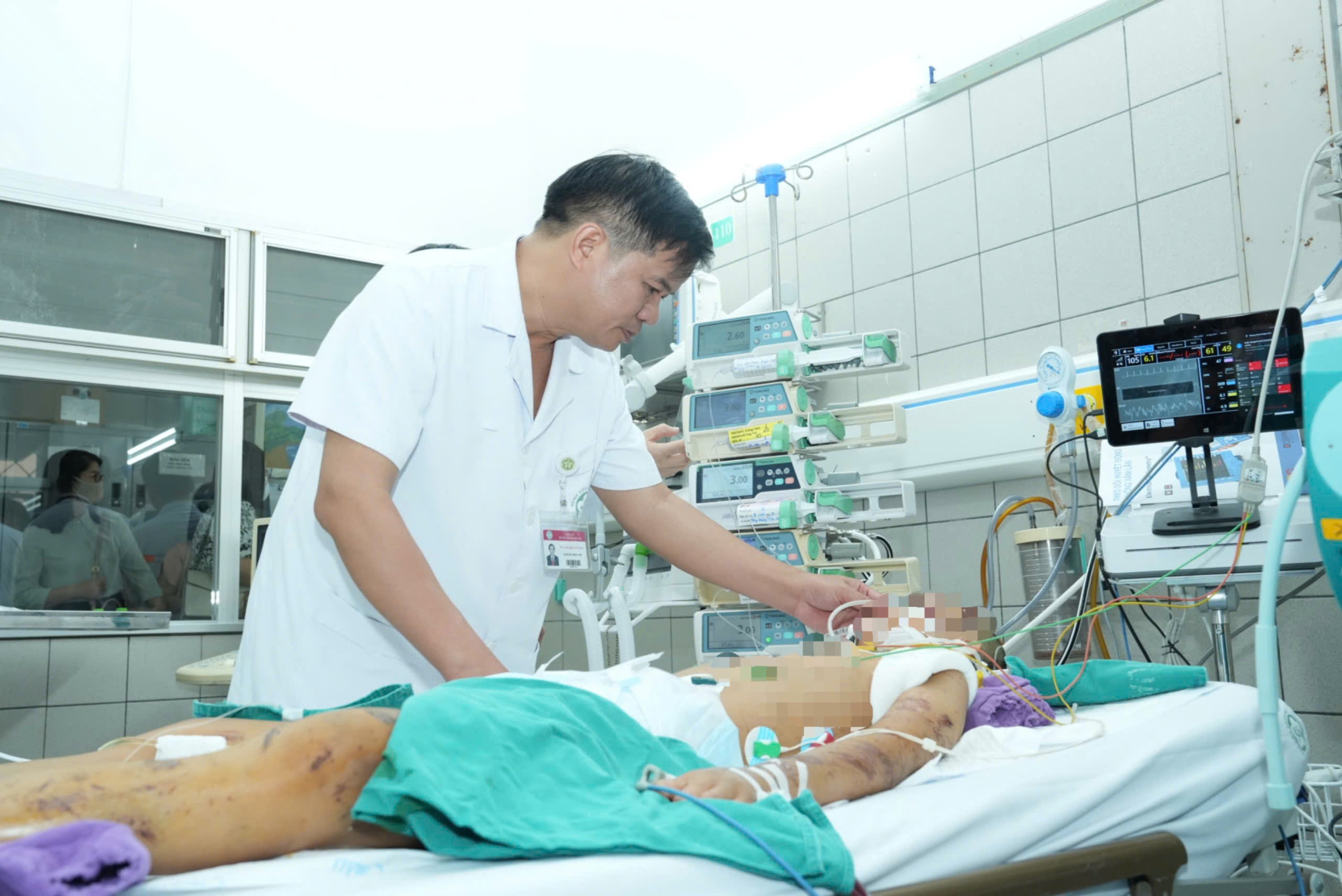 Be gai trong vu lu quet Lang Nu co dich phoi duc ngau, day bun cat hinh anh