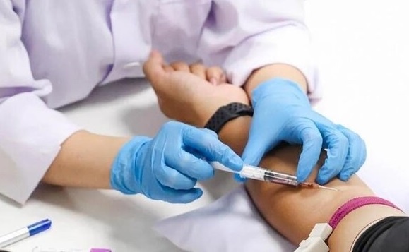 Nghi vo khong chung thuy, chong dua con di xet nghiem ADN hinh anh