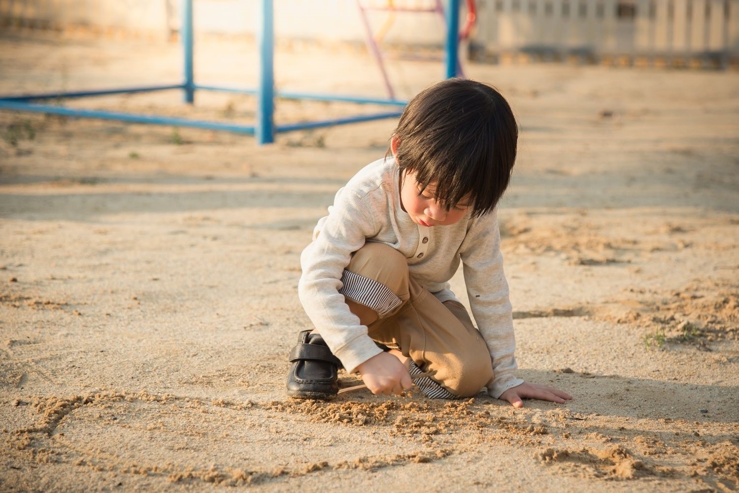 Mot thoi quen khien tre de nhiem giun dua hinh anh