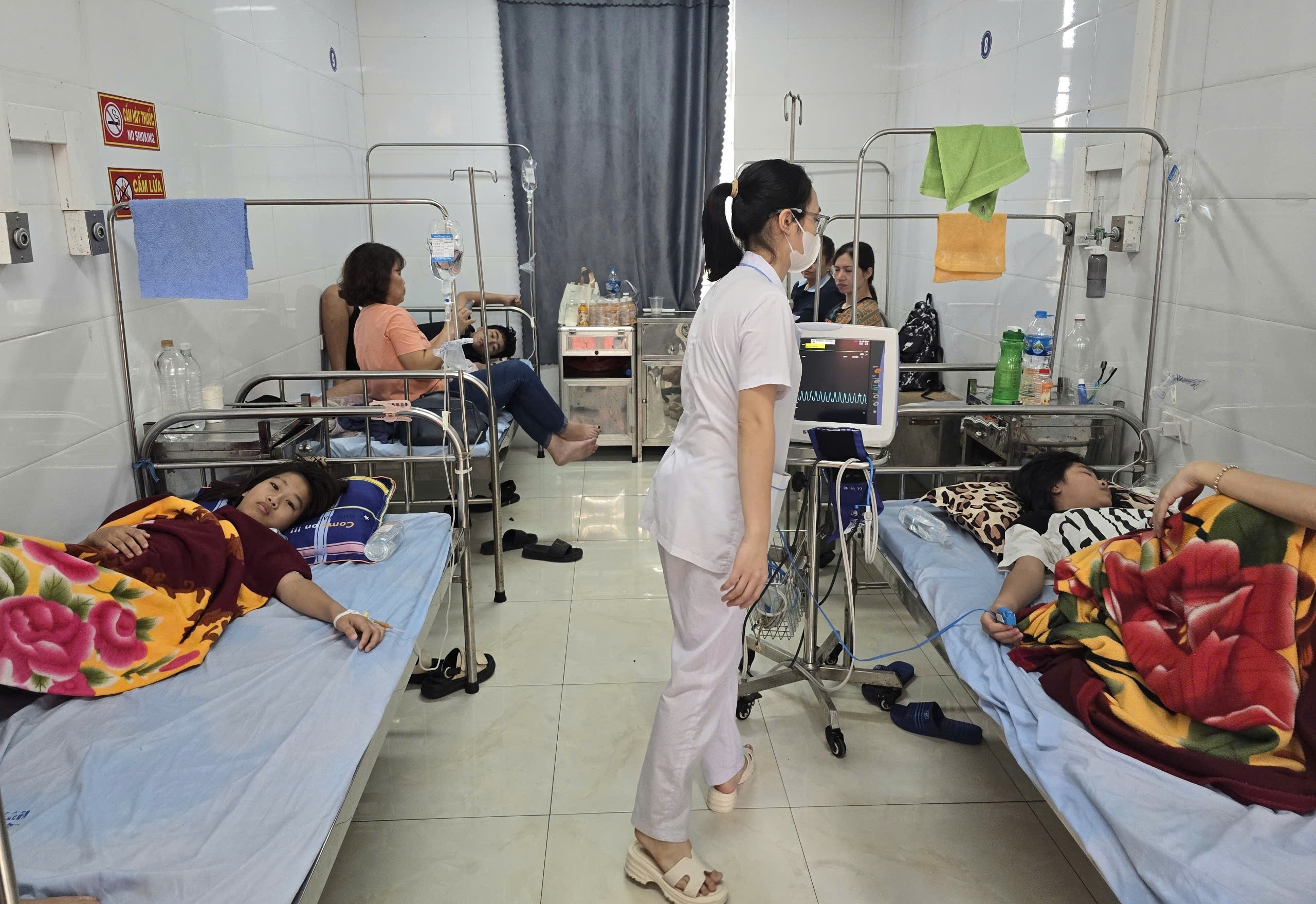 12 hoc sinh nhap vien sau khi uong nuoc ngot mien phi o cong truong hinh anh