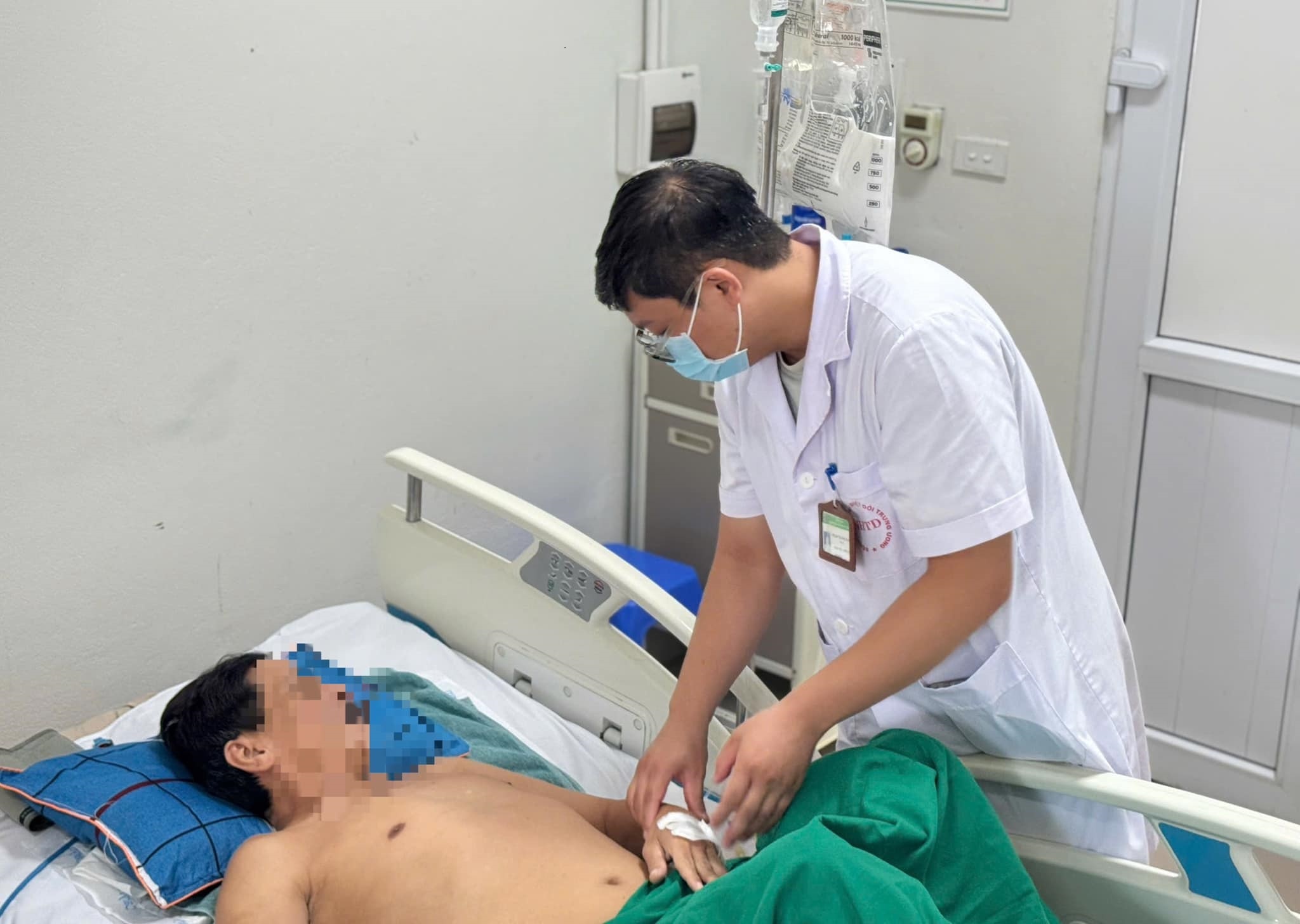 Gia dinh 5 nguoi nhap vien vi vi khuan lan theo nuoc lu hinh anh