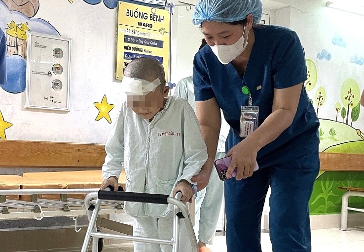 Be trai 7 tuoi o Lang Nu xuat vien hinh anh