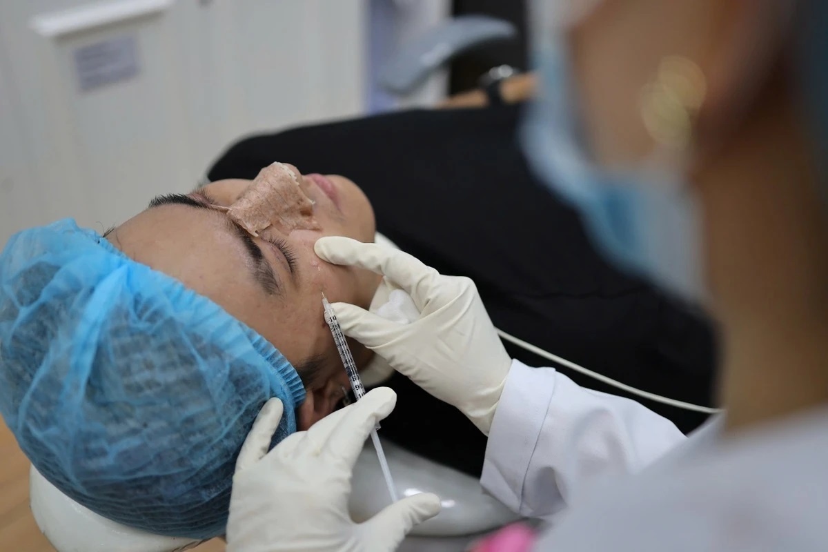 Nguoi dan ong tra gia dat vi nang mui 'giai han tuoi 49' hinh anh