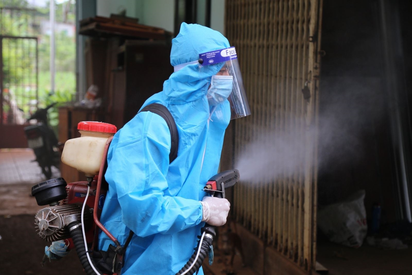 Nguoi phu nu khong qua khoi sau 8 ngay mac sot xuat huyet hinh anh