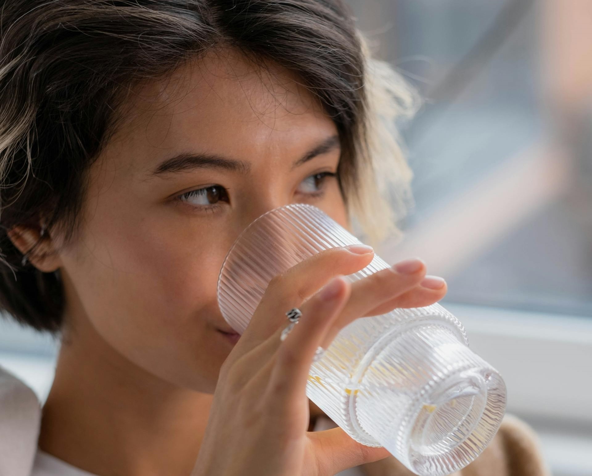 Uong nuoc muoi giup thai doc co the hay huy hoai than? hinh anh