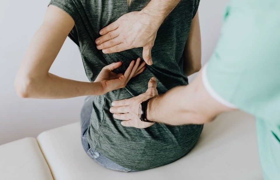 That vong sau khi 'vung tien' massage chua dau co vai gay hinh anh