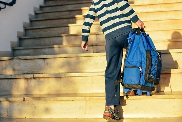 Dau hieu cong veo cot song o tre cha me can biet hinh anh