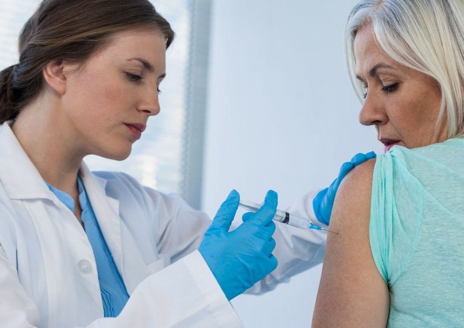 5 loai vaccine rat quan trong cho nguoi tren 50 tuoi hinh anh