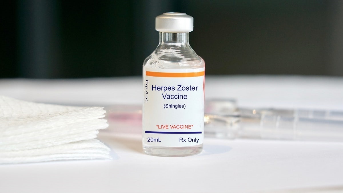 tiem vaccine anh 1