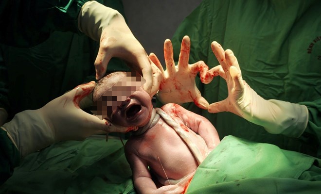 Em be chao doi voi trang hoa quan co 3 vong hinh anh