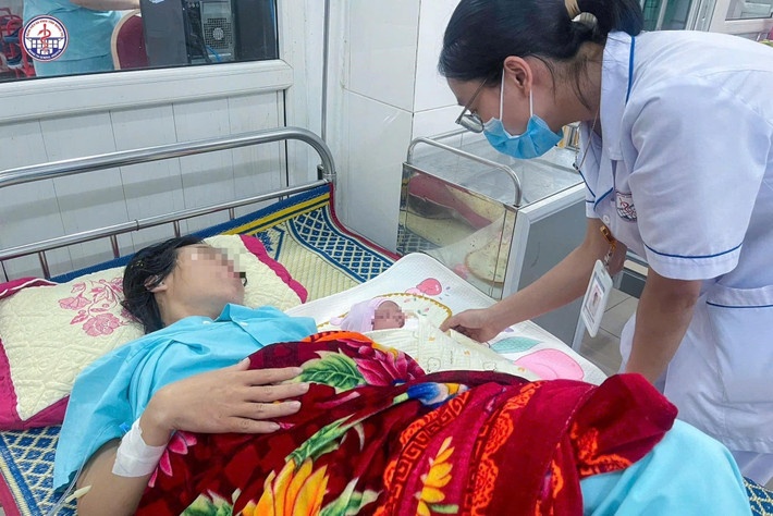 Bac si hien mau khan cap cuu san phu sot xuat huyet nguy kich hinh anh