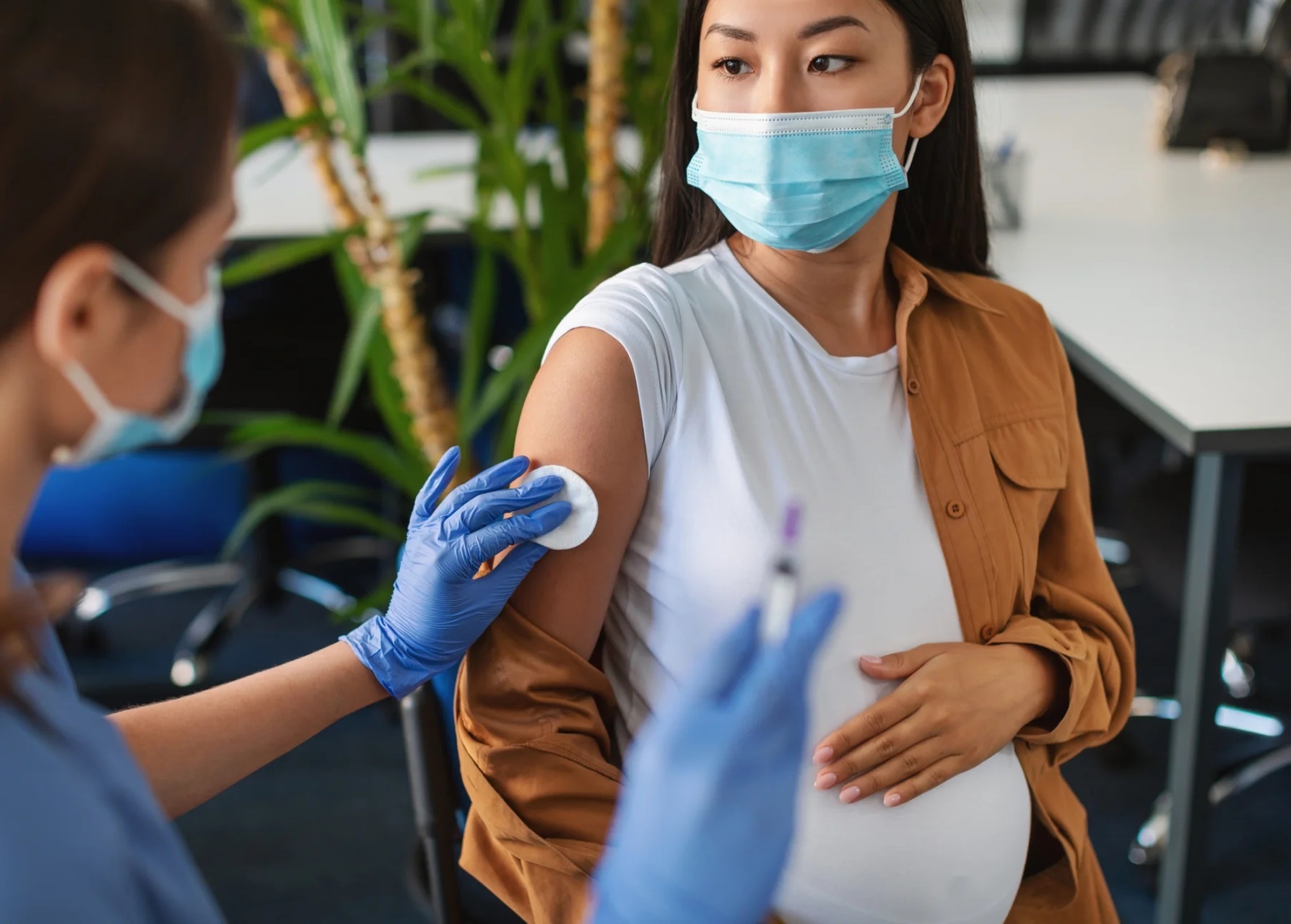 Tiem vaccine bach hau cho ba bau co an toan? hinh anh