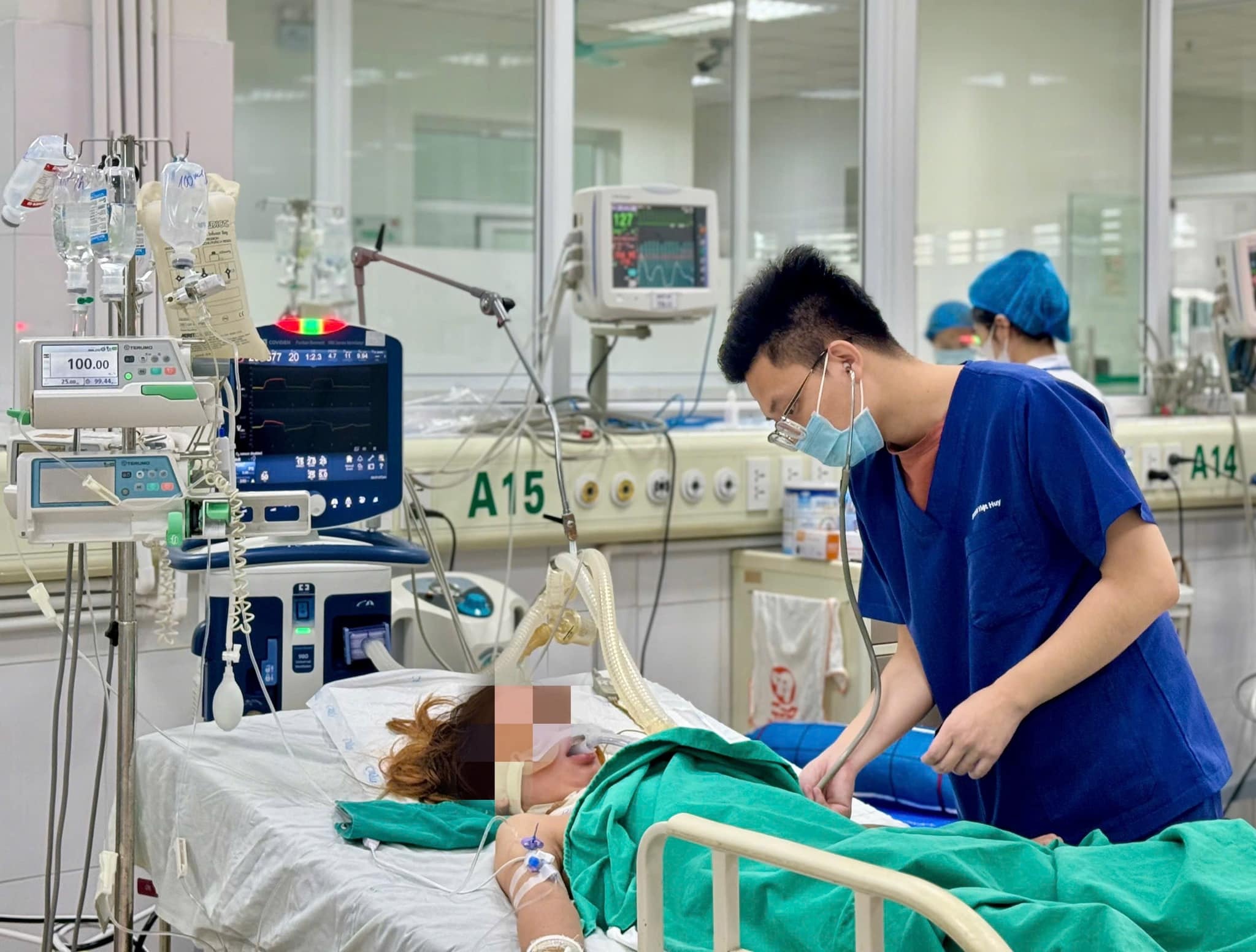 Co gai phai cap cuu vi mot vet dot nho o vi tri nhay cam hinh anh