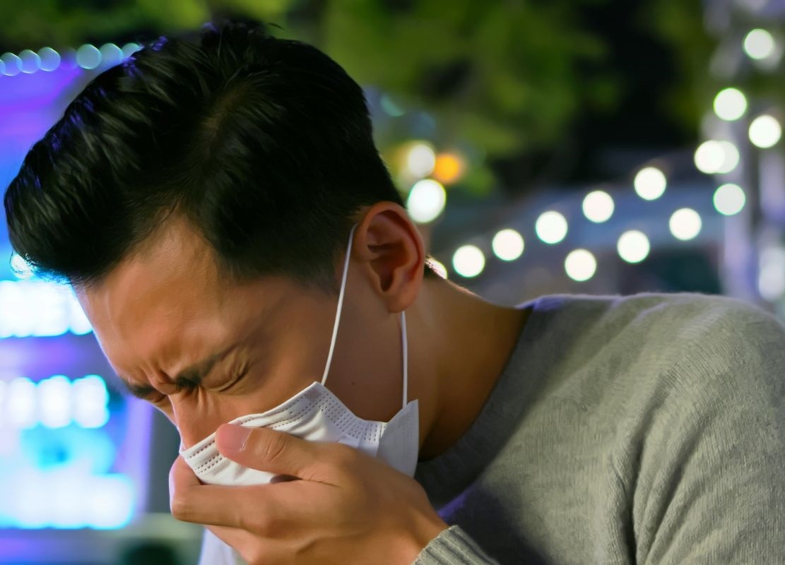 Mot nguoi bi lao phoi co the lay cho bao nhieu nguoi? hinh anh