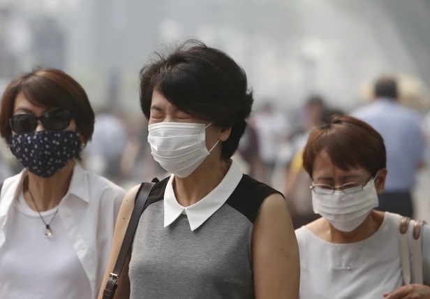 Chon khau trang nao de tranh bui min? hinh anh