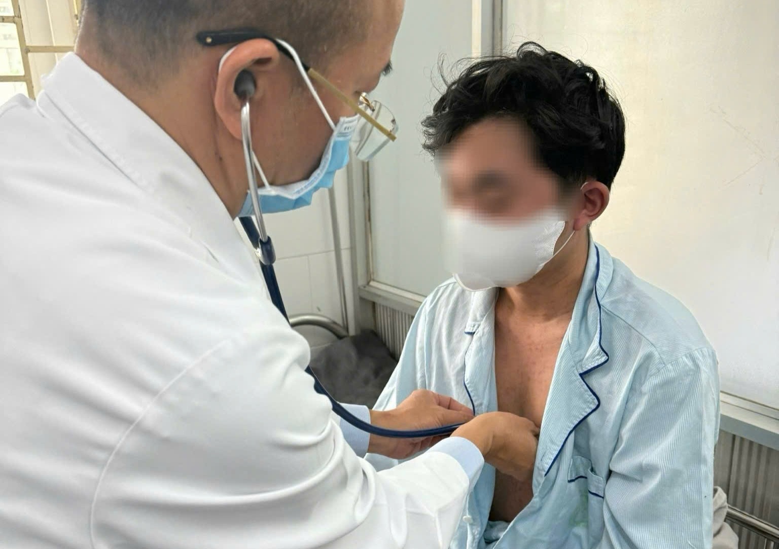 Nhieu nguoi lon bien chung nang vi mac soi hinh anh