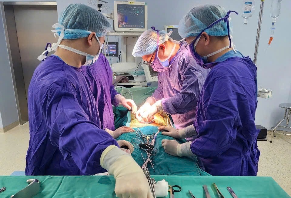 Tu be gay 'cua quy', nguoi dan ong phai cap cuu dem Noel hinh anh