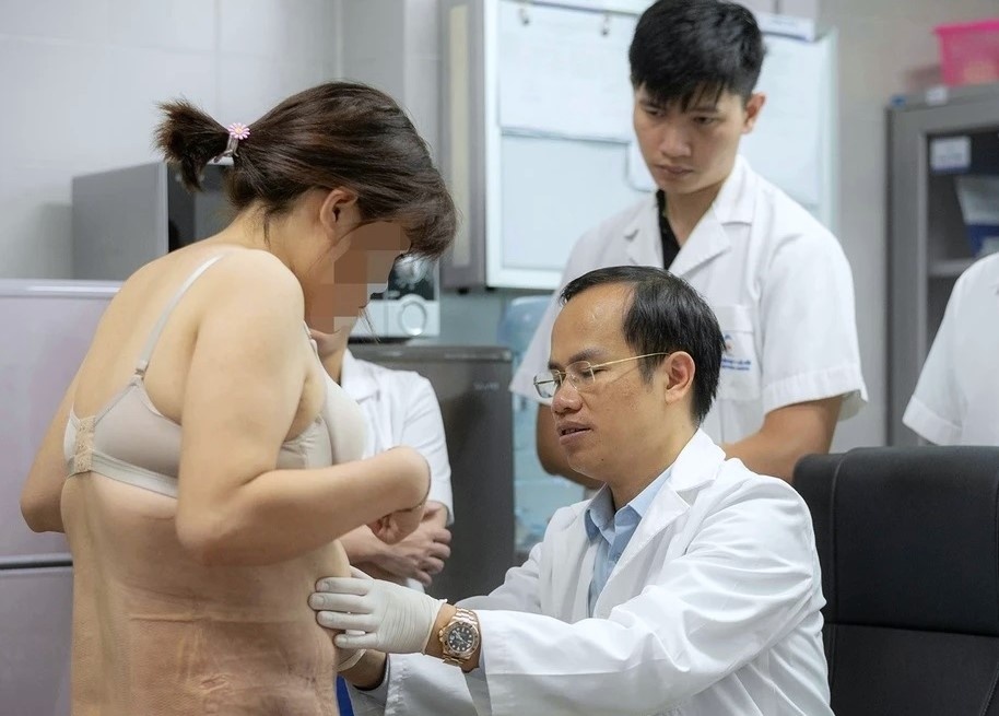 Nguoi phu nu ke lai 120 phut am anh tren ban hut mo hinh anh